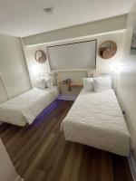 Kleines Zimmer mit 2 Betten und einem Bildschirm in der Unterkunft Luxe by the Sea - 5-Star Beachfront Escape in Myrtle Beach