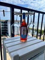 Ein Balkon oder eine Terrasse in der Unterkunft Luxe by the Sea - 5-Star Beachfront Escape