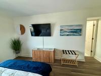 TV&#47;Unterhaltungsangebot in der Unterkunft Luxe by the Sea - 5-Star Beachfront Escape