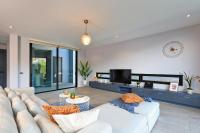 Posezení v ubytování 3bdr Granary Pool Villa Bangtao Beach by CapitalPro
