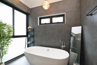 Koupelna v ubytování 3bdr Granary Pool Villa Bangtao Beach by CapitalPro