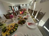 uma mesa longa com pratos de comida em Ресторан-Готель Шеркерт em Berehove