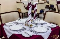 einen Tisch mit Tellern und Küchenutensilien darüber in der Unterkunft Hotel New Riviera bukavu in Bukavu