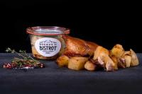 Un pollo en un frasco junto a un frasco de comida. en Best Western Coeur de Maurienne Hotel Restaurant & Spa, en Saint-Jean-de-Maurienne