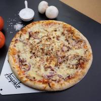 una pizza con cebolla y queso sobre una mesa en Best Western Coeur de Maurienne Hotel Restaurant & Spa, en Saint-Jean-de-Maurienne