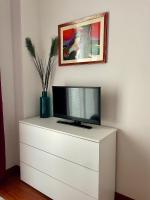 Televízia a/alebo spoločenská miestnosť v ubytovaní Lucens Domus Appartamento Roma quartiere Trieste - vicino Metro b1 -