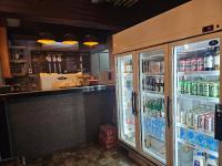 Plus 2 Condo Phuket by ABCD في كاتو: بار فيه ثلاجة فيها مشروبات