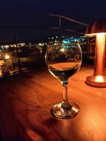 een wijnglas bovenop een houten tafel bij Zümrütü anka cave in Urgup