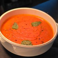 eine Schüssel Tomatensuppe in einer weißen Schüssel in der Unterkunft Lion Gate Hotel in Sarandë