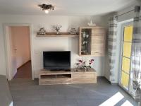 Televízia a/alebo spoločenská miestnosť v ubytovaní Ferienwohnung Bernhardiner