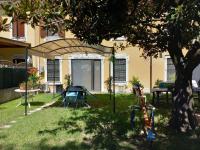 un patio trasero con columpios y un árbol en La Magnolia, en Verona