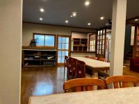 uma sala de jantar com mesa e cadeiras em Ember Lodge - Hakuba em Hakuba