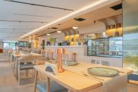 un ristorante con tavoli e sedie in legno e armadietti gialli di Romatem Move İstanbul Disabled Hotel a Istanbul