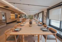 una lunga sala conferenze con un lungo tavolo e sedie di Romatem Move İstanbul Disabled Hotel a Istanbul