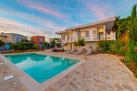 Bazén v ubytovaní Poseidonia Syros cozy house alebo v jeho blízkosti