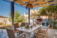 Patio alebo iná vonkajšia časť ubytovania Poseidonia Syros cozy house
