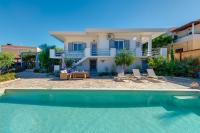 Bazén v ubytovaní Poseidonia Syros cozy house alebo v jeho blízkosti