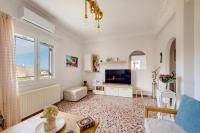 Televízia a/alebo spoločenská miestnosť v ubytovaní Poseidonia Syros cozy house
