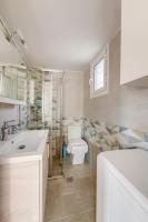 Kúpeľňa v ubytovaní Poseidonia Syros cozy house
