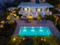 Bazén v ubytovaní Poseidonia Syros cozy house alebo v jeho blízkosti