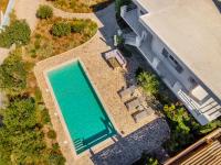 Bazén v ubytovaní Poseidonia Syros cozy house alebo v jeho blízkosti