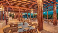 Un restaurante o sitio para comer en Aura Hotel Barú