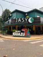 ein Restaurant mit einem großen Schild davor in der Unterkunft Hotel Don Raul in Puerto Iguazú