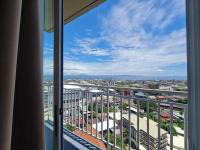 2124 Mesatierra Garden Residences with FREE WIFI and NETFLIXにあるバルコニーまたはテラス