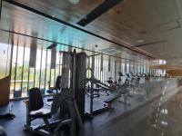 2124 Mesatierra Garden Residences with FREE WIFI and NETFLIXにあるフィットネスセンターまたはフィットネス設備