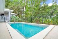 パーム・コーブにあるPalm Cove Studio Apartmentsの柵前のスイミングプール