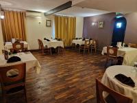 En restaurant eller et andet spisested på Room near East Midland Airport 5