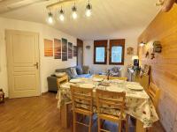 Posedenie v ubytovaní Appartement confortable Flumet - Piscine, Parking, 2 ch, 6 pers - FR-1-603-69