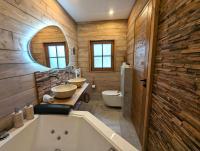 Kúpeľňa v ubytovaní La Boutame : chalet au pied des pistes à Villard Reculas