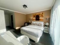 Postel nebo postele na pokoji v ubytování Grand Petit Hotel ex Shato Gesson