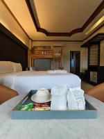 Blue Carina Hotel Phuketにあるベッド