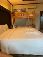 Blue Carina Hotel Phuketにあるベッド