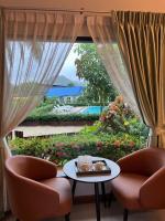 Blue Carina Hotel Phuketにある庭