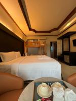 Blue Carina Hotel Phuketにあるベッド