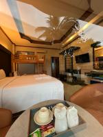 Blue Carina Hotel Phuketにあるベッド