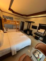 Blue Carina Hotel Phuketにあるベッド