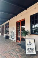 グンディウィンディにあるQueensland Hotelの建物の前に看板があるレストラン