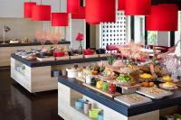 un buffet proposant de nombreux types de plats différents dans l'établissement RISONARE Kohamajima, à Kohama