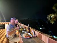 Dois homens sentados numa mesa com pratos de comida. em iResort em Weligama