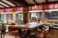 Ein Tisch und Stühle in einem Restaurant, im Hintergrund Pferde. in der Unterkunft Natuurpoort van Loon in Loon op Zand