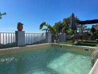 Bazén v ubytovaní SeaHomes Vacations, LA CASA BLUE Mediterranean Lifestyle alebo v jeho blízkosti