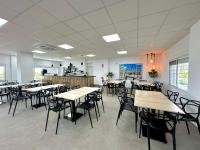 Un comedor con mesas y sillas. en Camping Totana Park, en Totana