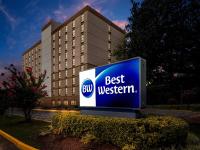 una mejor señal occidental frente a un edificio en Best Western Potomac Mills, en Woodbridge