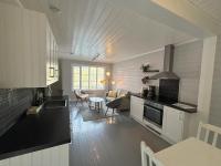 Kuchyň nebo kuchyňský kout v ubytování Buodden Rorbuer - Fisherman Cabins Sørvågen