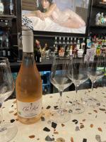 eine Flasche Wein auf einem Tisch mit Weingläsern in der Unterkunft Le Relais des Iles in Coudeville