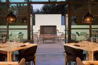een restaurant met tafels en stoelen en een open haard bij Le Meridien Atlanta Perimeter in Atlanta